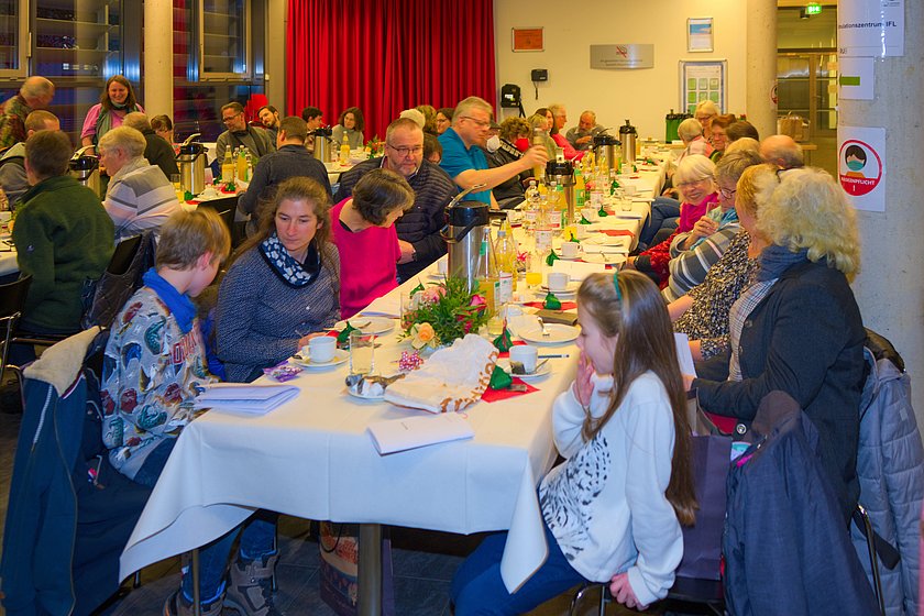 Kranke und Angehörige beim gemeinsamen Weihnachtsfest