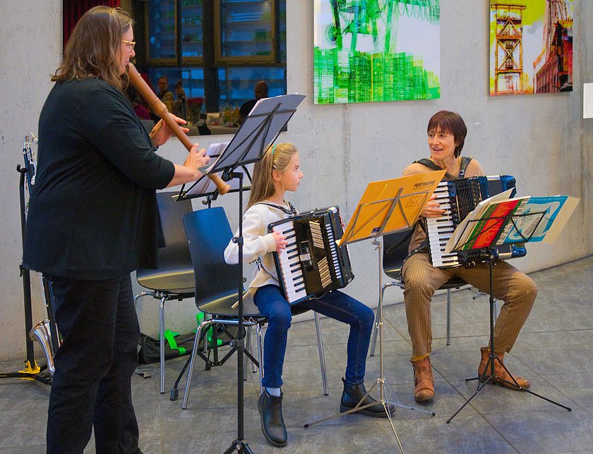 Luzie (Mitte) spielt Weihnachtslieder